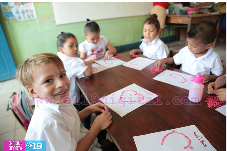 Ni&ntilde;os del colegio Santa Rosa inician preparativos para festividades del D&iacute;a de las Madres