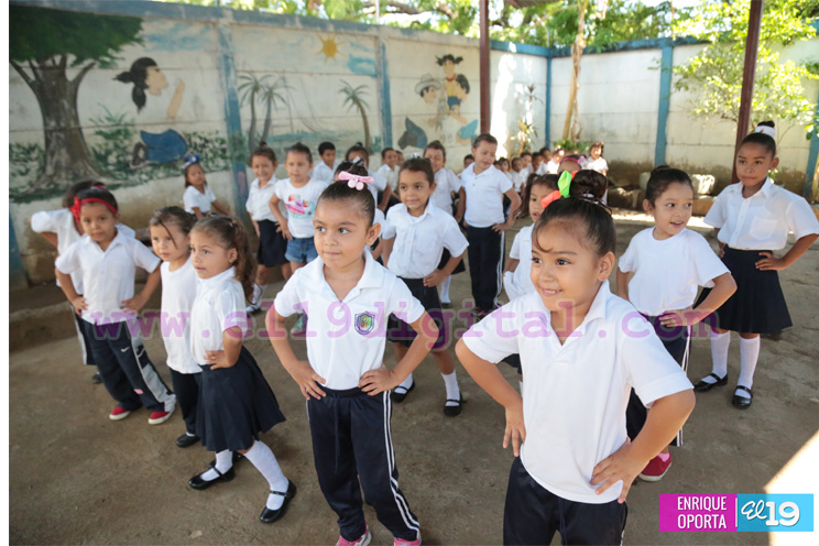 Ni&ntilde;os del colegio Santa Rosa inician preparativos para festividades del D&iacute;a de las Madres