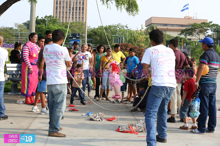 Miles de niños recuerdan a Luis Alfonso Velázquez Flores jugando, cantando y bailando