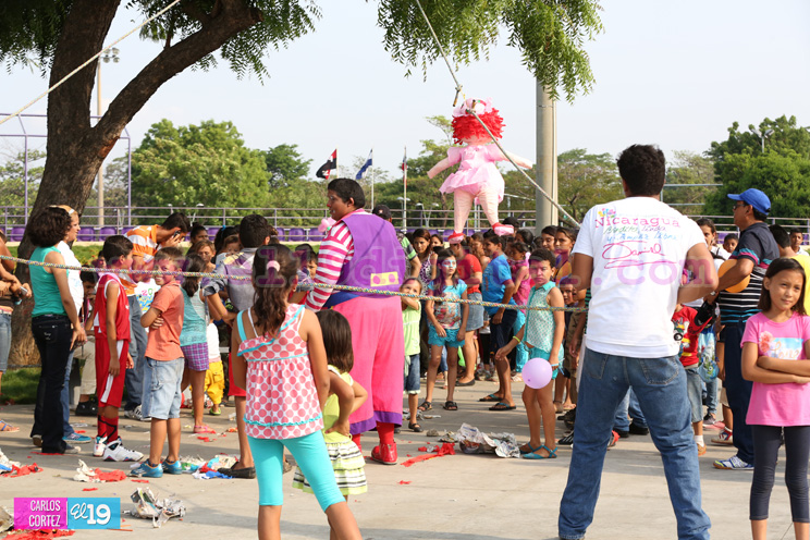 Miles de niños recuerdan a Luis Alfonso Velázquez Flores jugando, cantando y bailando
