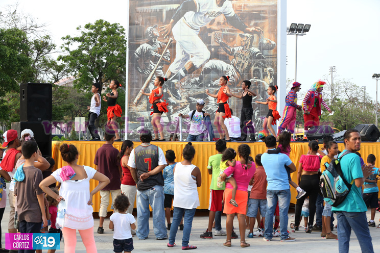 Miles de niños recuerdan a Luis Alfonso Velázquez Flores jugando, cantando y bailando