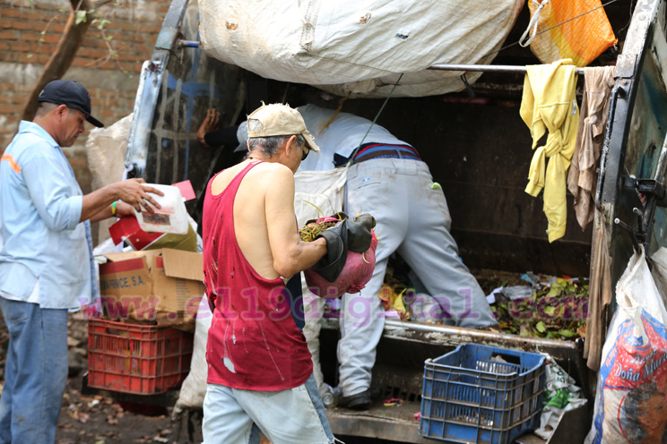 Desde muy tempranas horas de la ma&ntilde;ana, unas 75 unidades del servicio de recolecci&oacute;n domiciliar de basura, salen desde el plantel Los Cocos de la Alcald&iacute;a de Managua, a apoyar los esfuerzos que realizan las familias en el manejo de los desperdicios de cara a prevenir las enfermedades.