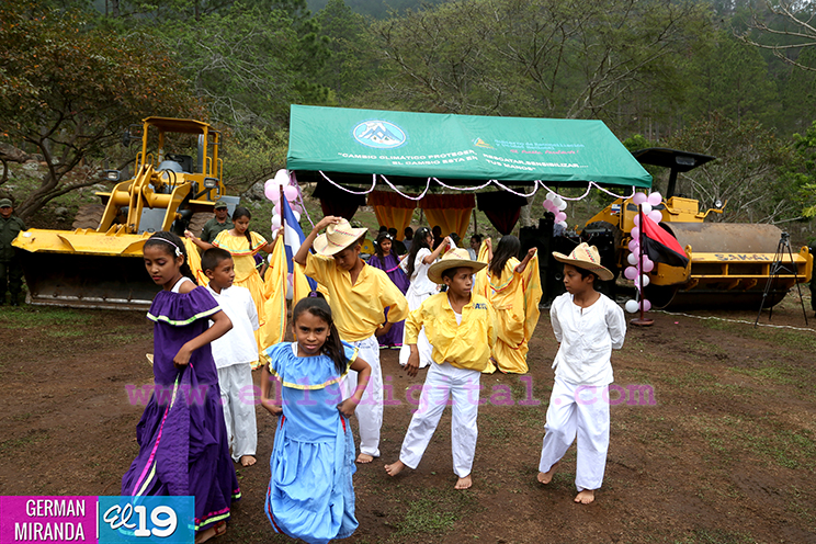 Familias de Macuelizo junto al Ej&eacute;rcito inauguran caminos rurales