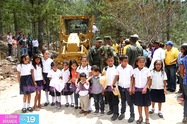 Familias de Macuelizo junto al Ej&eacute;rcito inauguran caminos rurales