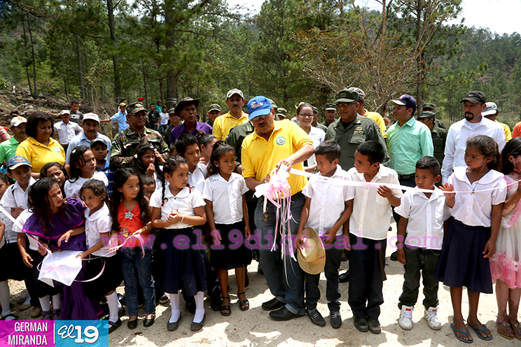 Familias de Macuelizo junto al Ej&eacute;rcito inauguran caminos rurales