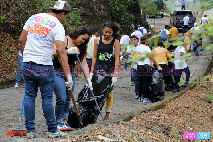 Movimiento Guardabarranco y Alcald&iacute;a de Managua en jornada de limpieza en Tiscapa