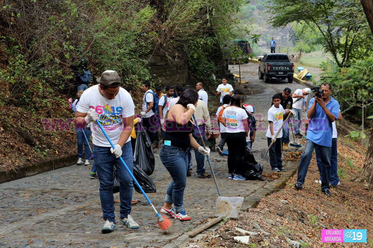 Movimiento Guardabarranco y Alcald&iacute;a de Managua en jornada de limpieza en Tiscapa