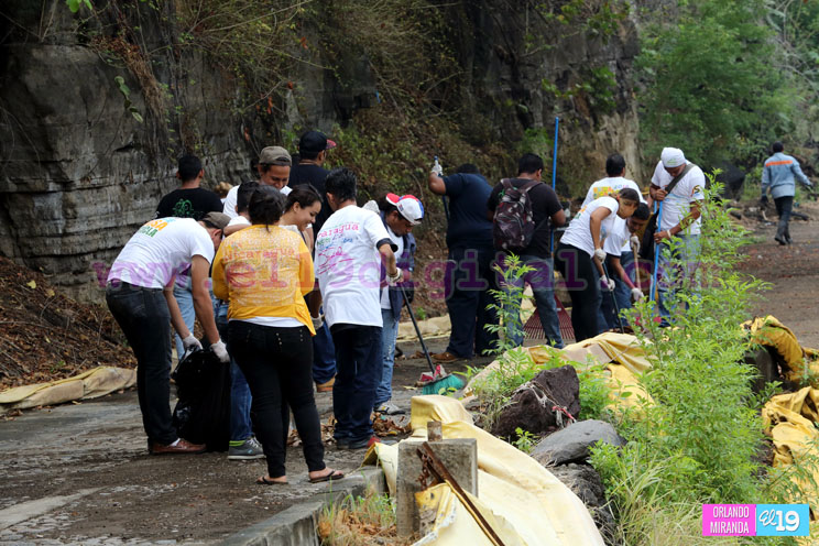 Movimiento Guardabarranco y Alcald&iacute;a de Managua en jornada de limpieza en Tiscapa