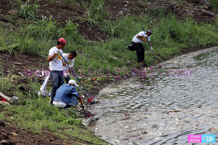 Movimiento Guardabarranco y Alcald&iacute;a de Managua en jornada de limpieza en Tiscapa