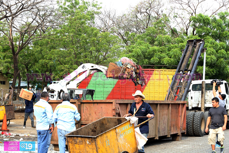 Comuna capitalina supervisa recolección de basura en mercado 'El Mayoreo'