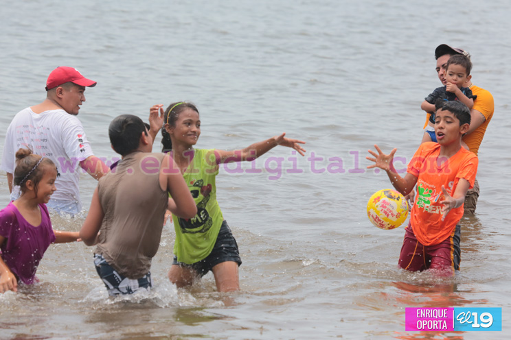 Familias disfrutan día de descanso en las aguas de Xiloá