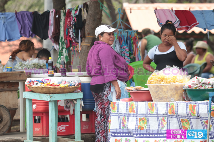Familias disfrutan día de descanso en las aguas de Xiloá