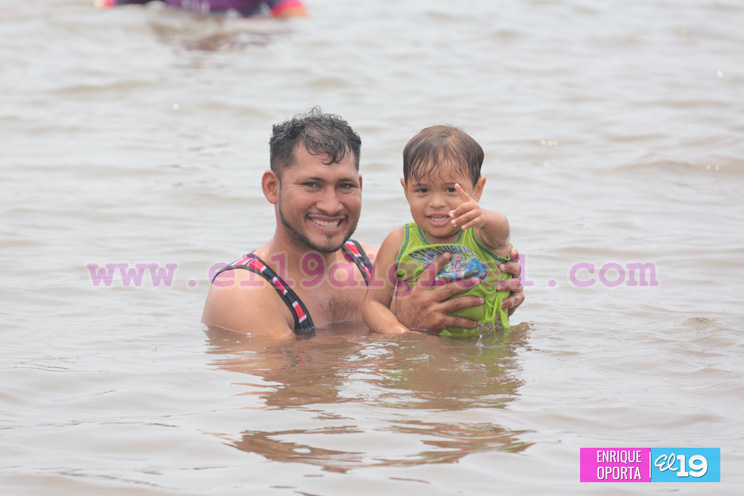 Familias disfrutan día de descanso en las aguas de Xiloá