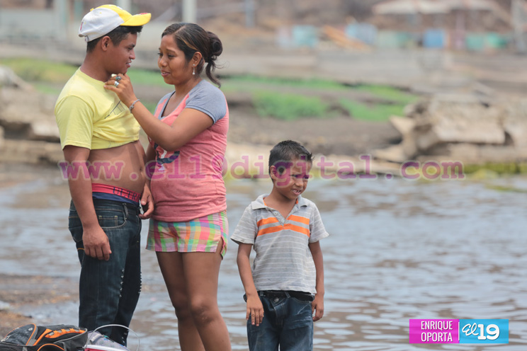 Familias disfrutan día de descanso en las aguas de Xiloá