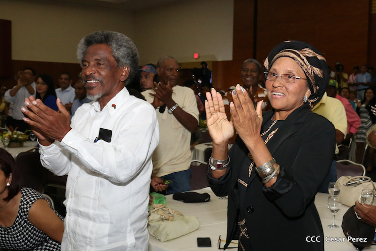 Comandante Daniel Ortega entrega T&iacute;tulos a Pueblos Originarios del Caribe
