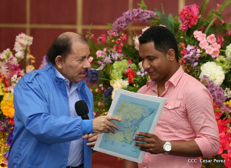 Comandante Daniel Ortega entrega T&iacute;tulos a Pueblos Originarios del Caribe