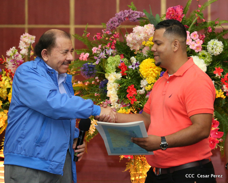 Comandante Daniel Ortega entrega T&iacute;tulos a Pueblos Originarios del Caribe
