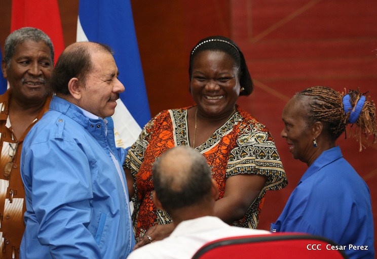 Comandante Daniel Ortega entrega T&iacute;tulos a Pueblos Originarios del Caribe