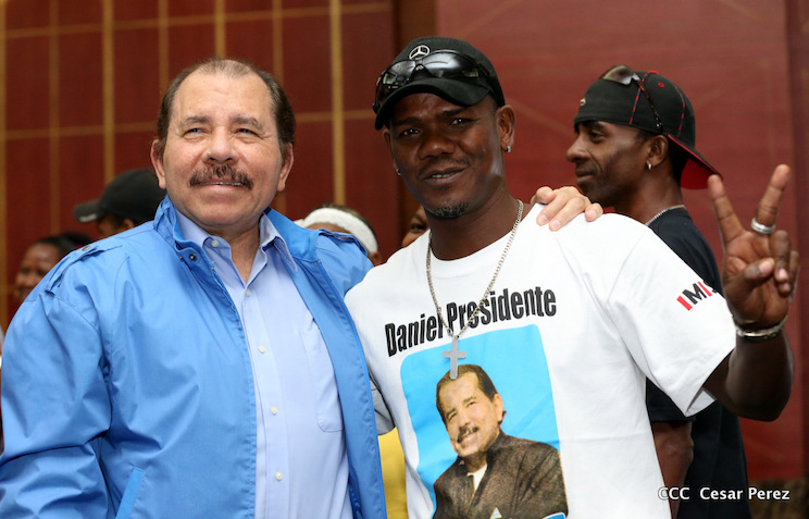 Comandante Daniel Ortega entrega T&iacute;tulos a Pueblos Originarios del Caribe