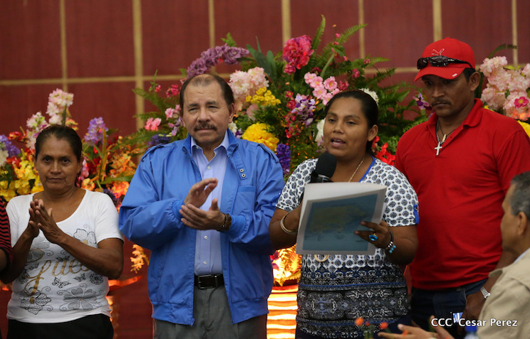 Comandante Daniel Ortega entrega T&iacute;tulos a Pueblos Originarios del Caribe