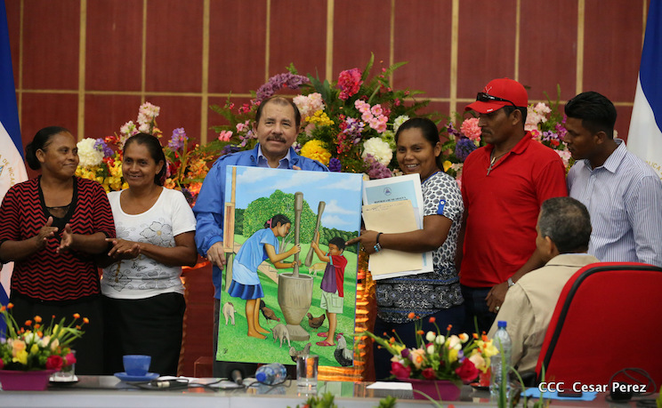Comandante Daniel Ortega entrega T&iacute;tulos a Pueblos Originarios del Caribe