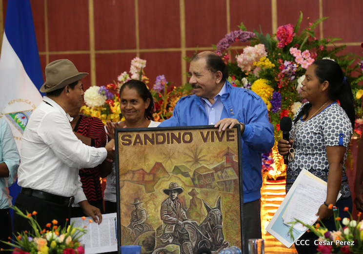 Comandante Daniel Ortega entrega T&iacute;tulos a Pueblos Originarios del Caribe