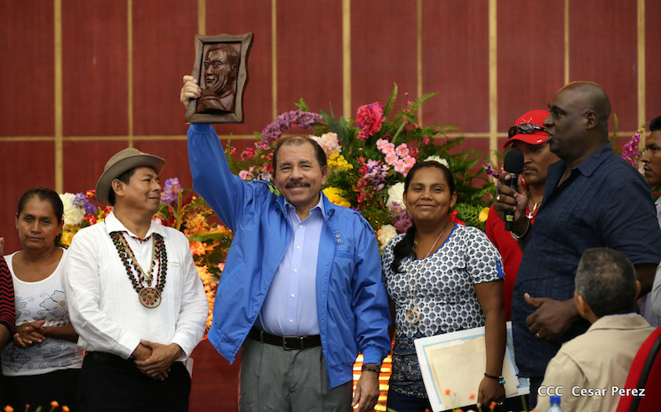 Comandante Daniel Ortega entrega T&iacute;tulos a Pueblos Originarios del Caribe