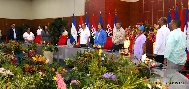 Comandante Daniel Ortega entrega T&iacute;tulos a Pueblos Originarios del Caribe