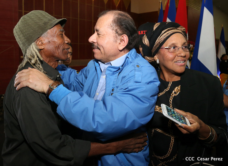 Comandante Daniel Ortega entrega T&iacute;tulos a Pueblos Originarios del Caribe