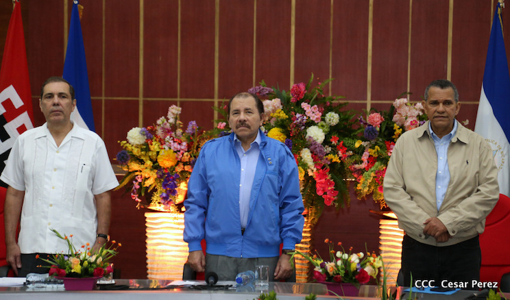 Comandante Daniel Ortega entrega T&iacute;tulos a Pueblos Originarios del Caribe