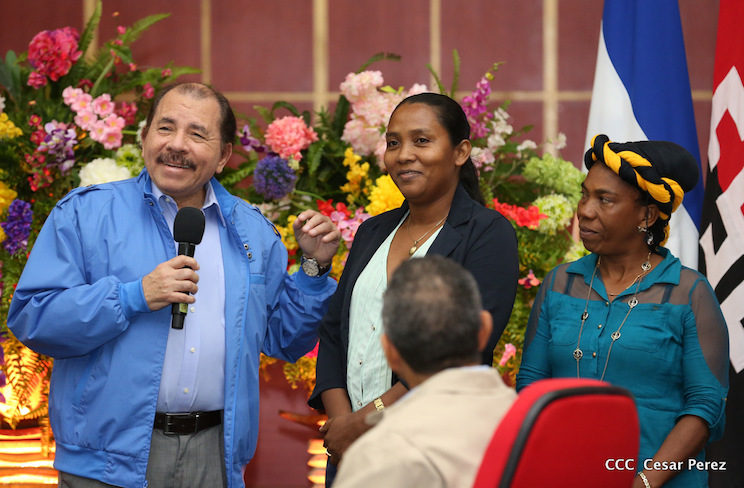 Comandante Daniel Ortega entrega T&iacute;tulos a Pueblos Originarios del Caribe