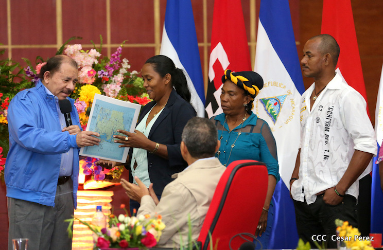 Comandante Daniel Ortega entrega T&iacute;tulos a Pueblos Originarios del Caribe