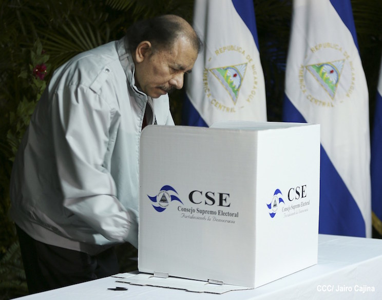 Daniel y Rosario emiten su voto