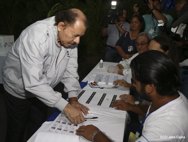 Daniel y Rosario emiten su voto