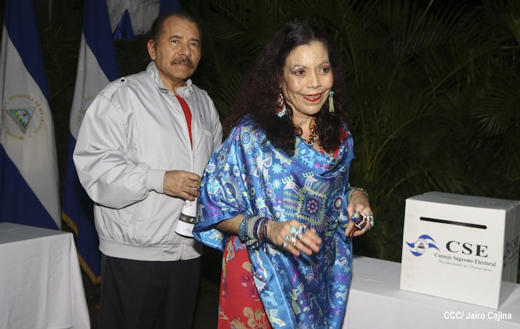 Daniel y Rosario emiten su voto