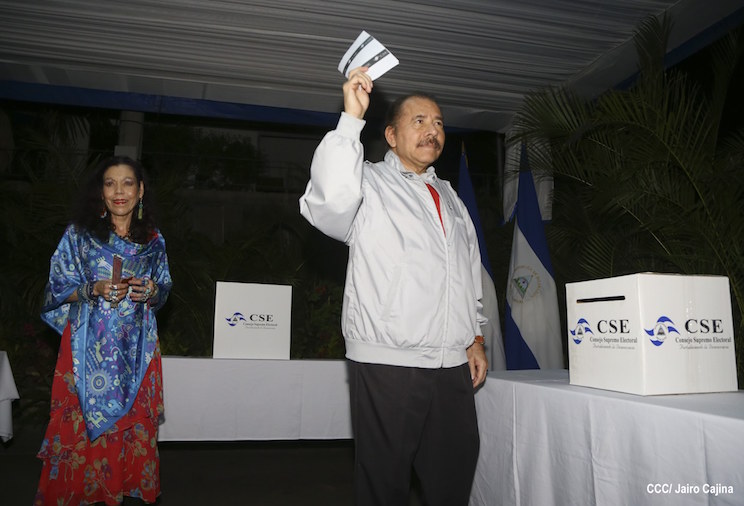 Daniel y Rosario emiten su voto