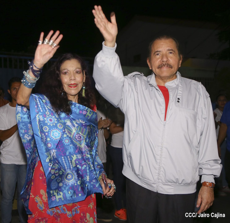 Daniel y Rosario emiten su voto