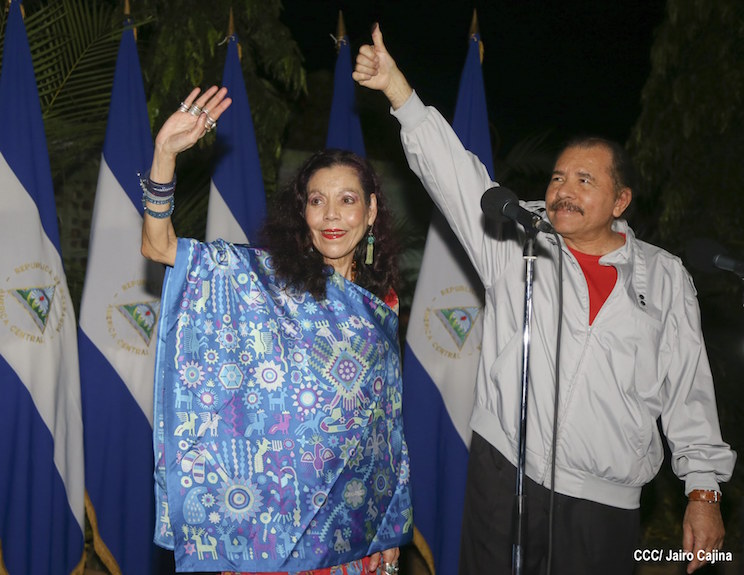 Daniel y Rosario emiten su voto