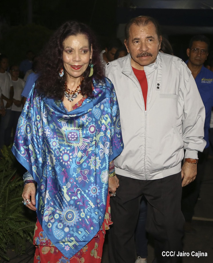 Daniel y Rosario emiten su voto
