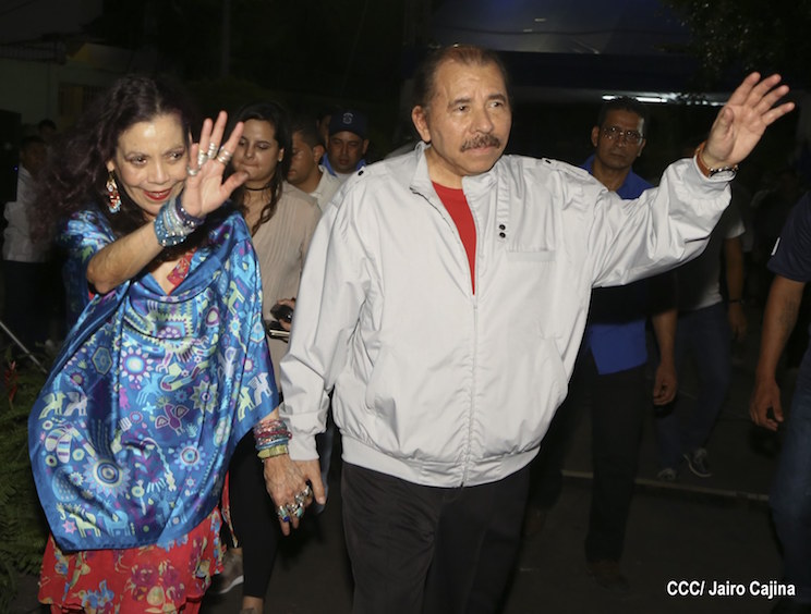 Daniel y Rosario emiten su voto