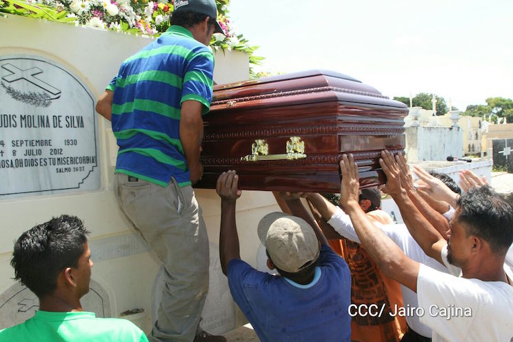 Amigos y familiares dan el &uacute;ltimo adi&oacute;s a Fernando Silva