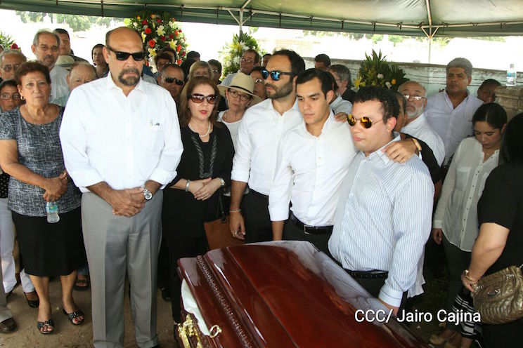 Amigos y familiares dan el &uacute;ltimo adi&oacute;s a Fernando Silva