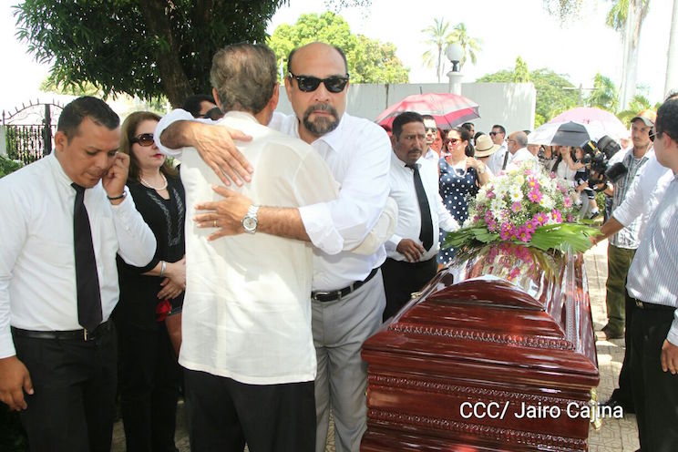 Amigos y familiares dan el &uacute;ltimo adi&oacute;s a Fernando Silva