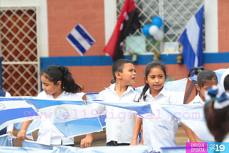 Estudiantes embellecen sus escuelas