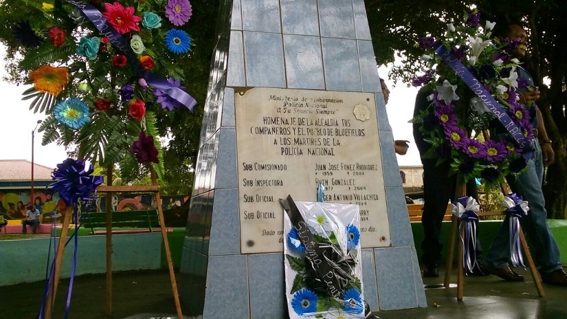 polic&iacute;a_homenaje
