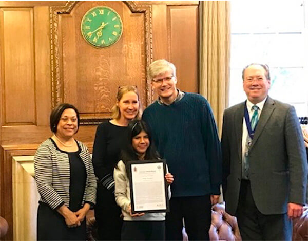 nicarag&uuml;ense-recibe certificado-record-guinness