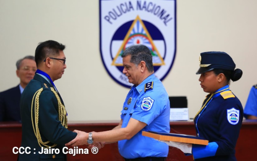  condecora a Agregado de Defensa de Taiw&aacute;n19