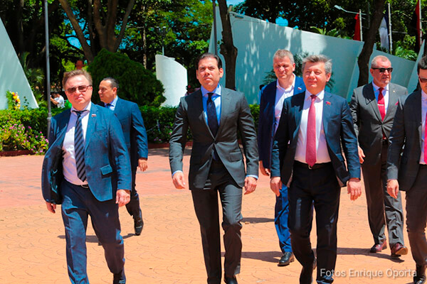 delegacion-rusia-mausoleo-carlos fonseca
