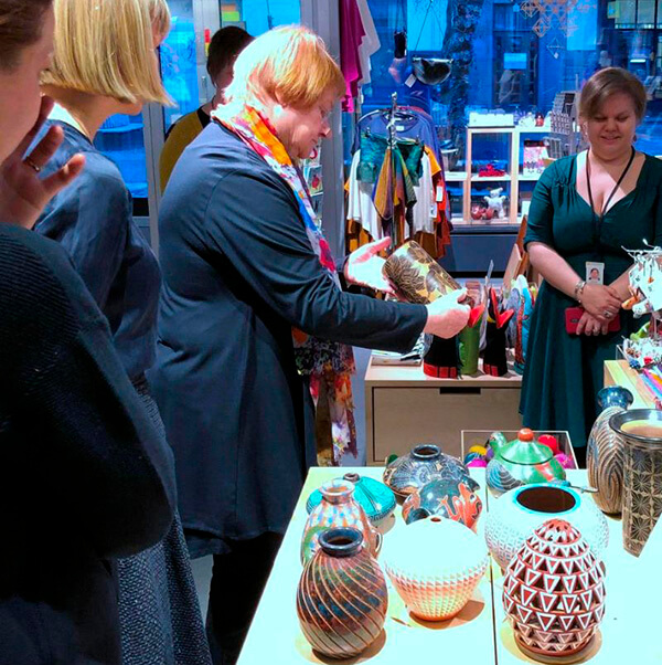 Expresidenta de Finlandia, Tarja Halonen, visita exposici&oacute;n de artesan&iacute;a nicarag&uuml;ense