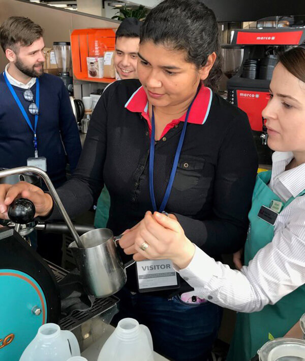 Junieth Leiva de la Cooperativa Agr&iacute;cola SOPPEXCCA est&aacute; en Londres y Bristol para la Quincena de Comercio Justo